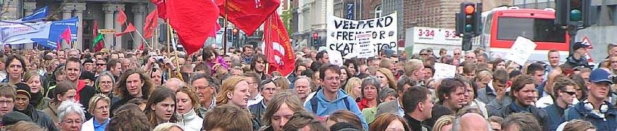 ...det blev bare ved og ved ... i en stadig str�m der fortsatte og fortsatte kom de vandrende fra Kongens Nytorv til Christiansborg Slotsplads!