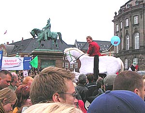 ...der var mange udfordringer ... her forekommer det, som om endog rytterstatuen uds�ttes for en udfordring!